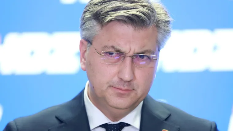 Andrej Plenković daje izjavu za medije nakon potpisivanja ugovora o uvrštenju obveznica na burzu