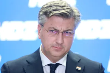 Andrej Plenković daje izjavu za medije nakon potpisivanja ugovora o uvrštenju obveznica na burzu