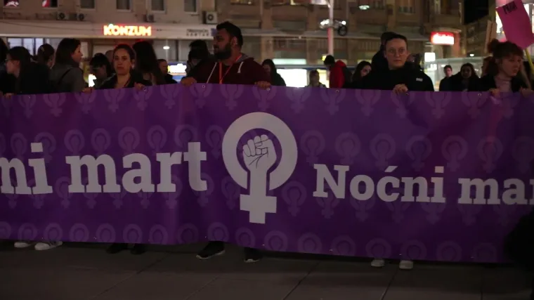 U Osijeku  je održan prvi Noćni marš, okupljeno mnoštvo prošetalo ulicama tijekom Dana žena