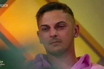 Dario nije mogao suspregnuti suze. Digao se sa kauča i otišao iz prostorije: 'Ne mogu...'