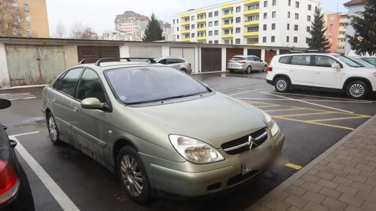 Policija pretresala auto 4 sata, a sve pratio mu&scaron;karac s lisicama. Susjedi kažu: 'Nema jakne i crne vreće'