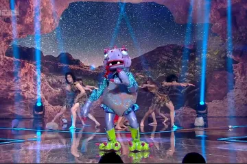 Detektivi se opustili i zaplesali: Dino s pjesmom 'Pusti, pusti modu' rasturio nastup