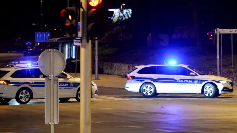 Vozač na splitskom raskrižju naletio na pje&scaron;akinju, te&scaron;ko je ozlijeđena. Policija traži očevice