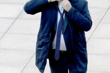 Multitasking ministar: Pogledajte kako Butković u isto vrijeme juri na sjednicu i veže kravatu