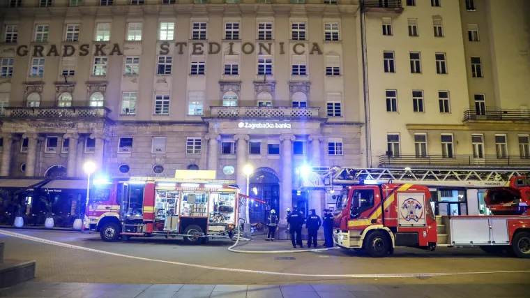 Požar izbio u podrumu lokala na Trgu bana Jelačića. Vatrogasci munjevitom reakcijom ugasili buktinju