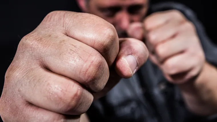 Mu&scaron;karac (37) kod Gospića nasrnuo na trojicu policajaca. Ozlijedio ih je, ali su ga svladali i uhitili