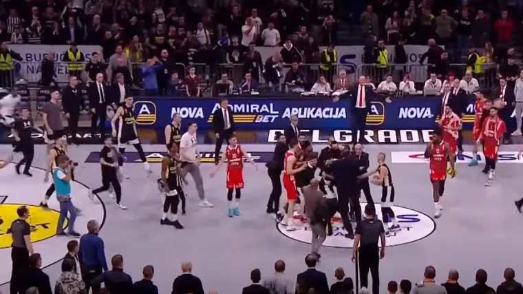 Igrač Partizana udario igrača Zvezde u glavu: Kaos samo &scaron;to nije eskalirao