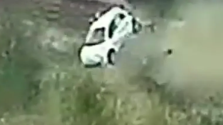 Nešto jezivije danas nećete vidjeti: Pogledajte kako je Fiat 500 izletio s ceste i prevrnuo se pet puta! Još je nevjerojatnija sudbina putnika