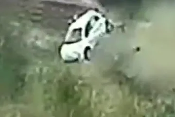 Ne&scaron;to jezivije danas nećete vidjeti: Pogledajte kako je Fiat 500 izletio s ceste i prevrnuo se pet puta! Jo&scaron; je nevjerojatnija sudbina putnika
