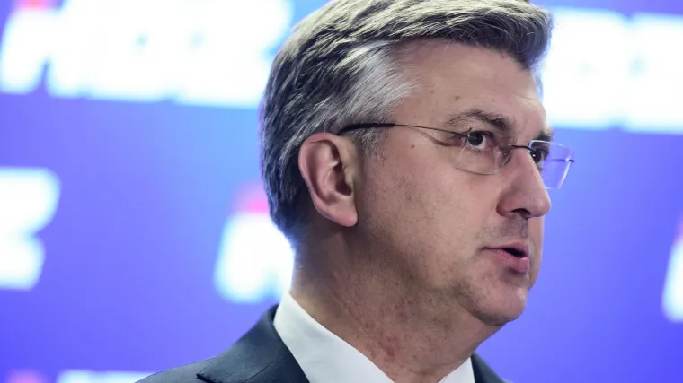 Ako ste slučajno zaboravili kako izgleda nasmijani premijer, sada je vrijeme da se prisjetite: Isplivala je prastara Plenkijeva fotka!