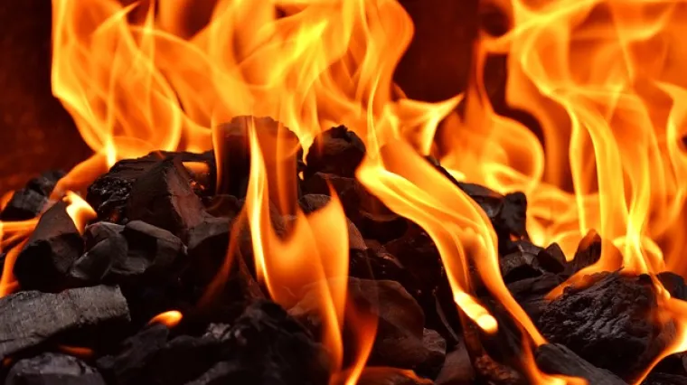 Na festivalu vatre u Iranu poginulo 11 osoba, a njih 3500 je ozlijeđeno: Sudionici preskaču vatru kako bi se pročistili i otjerali zle duhove