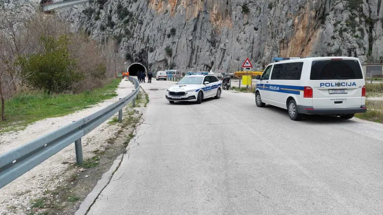 Kod Omiša se urušilo kamenje, palo na automobil i ozlijedilo vozača