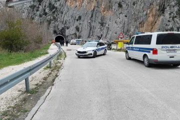 Kod Omiša se urušilo kamenje, palo na automobil i ozlijedilo vozača