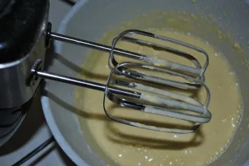 Mekani i sočni kolač sa vi&scaron;njama - recept i priprema