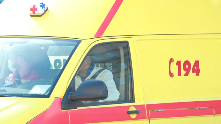 Otac (28) parkirao auto na uzbrdici. Petogodi&scaron;njak ga izbacio iz brzine i autom pre&scaron;ao preko nogu drugog dječaka