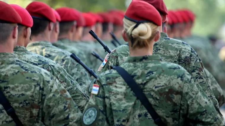 Načelnik srpske vojske posjetio hrvatske pilote u Francuskoj, no sastanak je izbjegnut