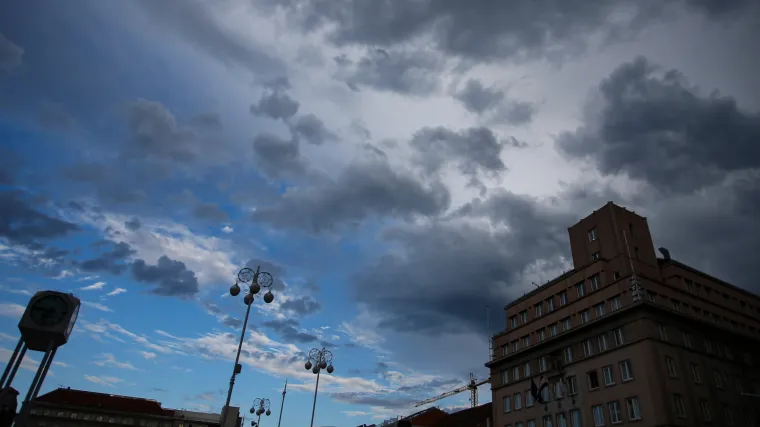 U početku tjedna čekaju nas tmurni oblaci i povremena ki&scaron;a, bit će i malo svježije