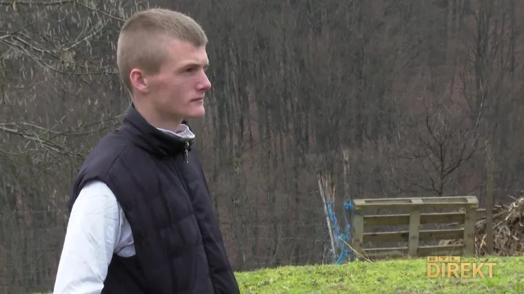 Enes umjesto države krpa rupe na cesti i radi za džeparac, ali ne ide u &scaron;kolu: 'Skupljam novac da si kupim traktor'