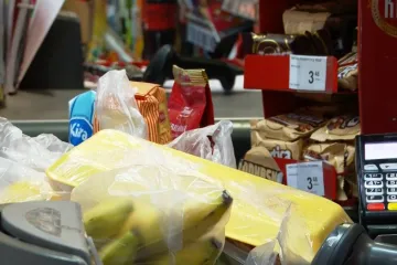 Od početka godine pojeftinili deterdžent, mlijeko, WC papir, ali su paprike i rajčice duplo skuplje
