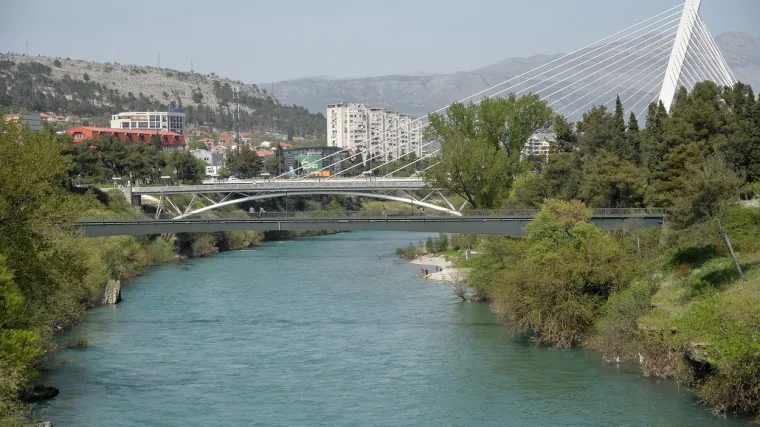 Užas u Crnoj Gori: Žena s bebom u naručju skočila s mosta u rijeku i utopila se