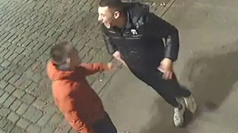 Ako prepoznajete ovog mladića s fotografija  javite se zagrebačkoj policiji: Traže ga zbog teške tjelesne ozljede