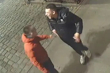 Ako prepoznajete ovog mladića s fotografija  javite se zagrebačkoj policiji: Traže ga zbog teške tjelesne ozljede