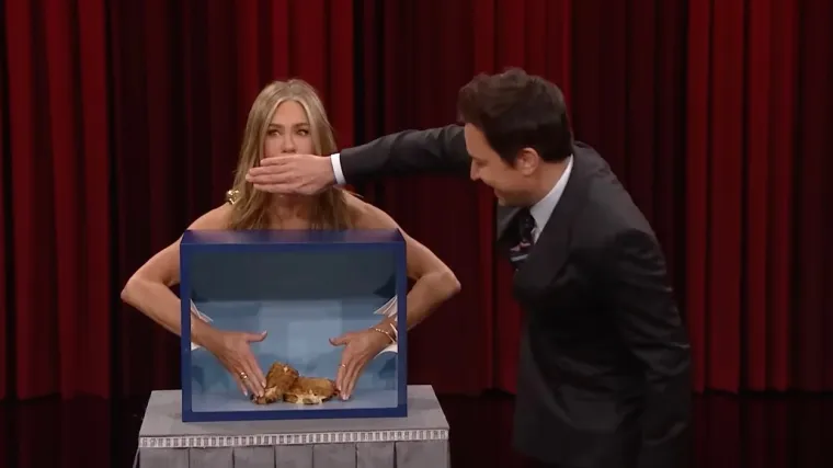 Popadat ćete od smijeha kad vidite kakve je sve face slagala Jennifer Aniston dok je igrala popularnu igru