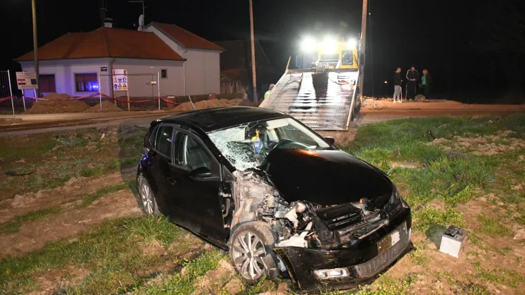 FOTO/VIDEO Prometna nesreća u Bjelovaru. Putnički vlak naletio na automobil, ima ozlijeđenih