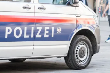 Muškarac s predmetom nalik sjekiri teško ozlijedio 17-godišnju djevojku u vlaku, a zatim od policije trčao kroz vagone