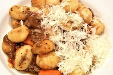 Kako se pripremaju njoki u umaku sa mesom?