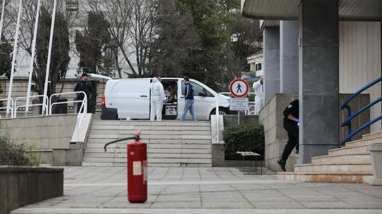 Netko je zapaljivu tekućinu prolio oko policijske zgrade. Izbio je požar