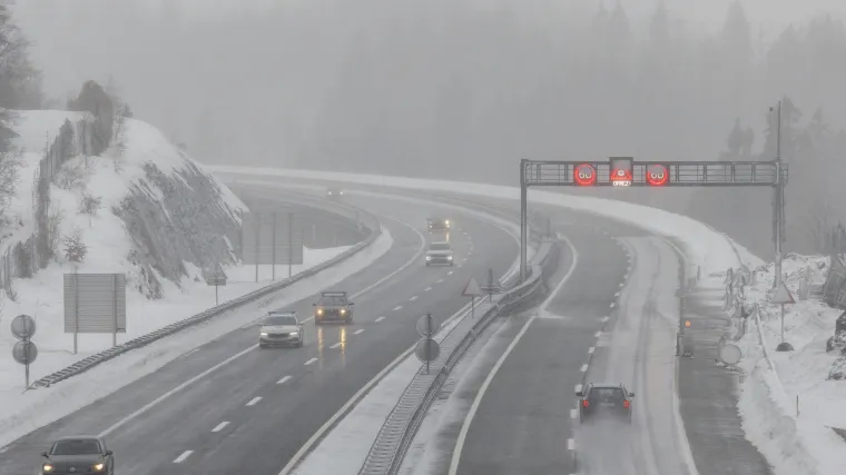 HAK upozorava: Kolnici su mokri u većem dijelu zemlje, snijeg pada u Gorskom kotaru. Vozači oprez!