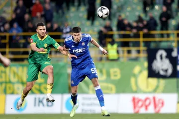 Branič Dinama u naletu bijesu udario u vratio i slomio palac pa završio na operacijskom stolu