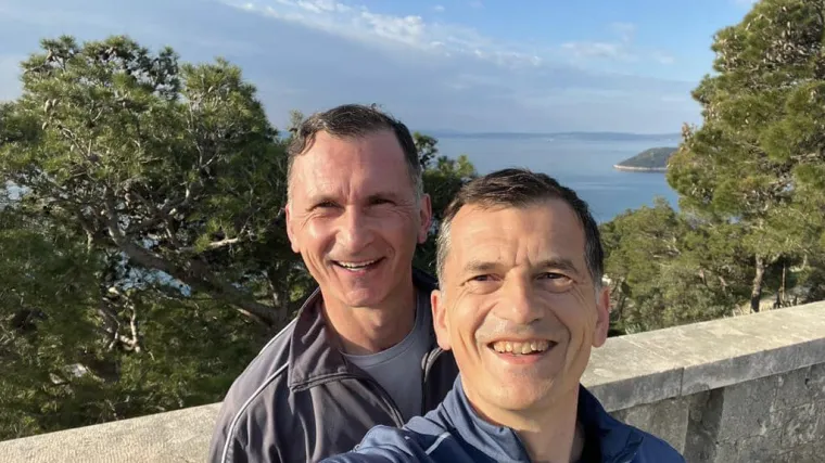 Biv&scaron;i ministar se na Fejsu pohvalio brojem lajkova, a zatim i fotkom s bratom kojeg jako rijetko viđamo, a nevjerojatno sliče