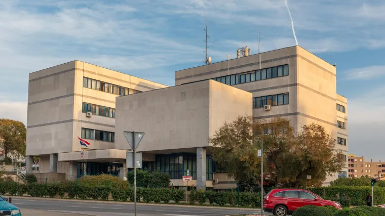 Poku&scaron;ao zapaliti policijsku postaju u Puli. Na nekoliko mjesta prolio zapaljivu tekućinu