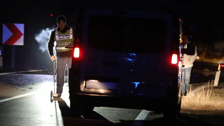 Te&scaron;ka nesreća u Dalmatinskoj Zagori: Autom izletjeli s ceste, dvije osobe hitno prevezene u bolnicu