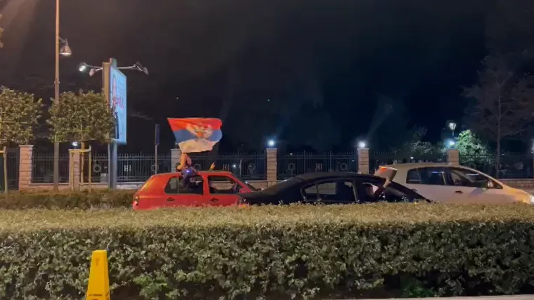 VIDEO Milatović novi predsjednik Crne Gore! Crnogorci razvili srpske zastave, trube automobilima...