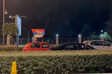 VIDEO Milatović novi predsjednik Crne Gore! Crnogorci razvili srpske zastave, trube automobilima...