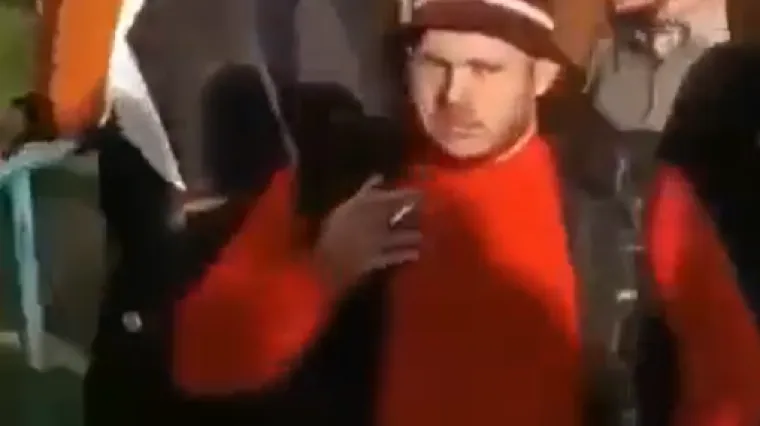 Ovo ima samo u Srbiji: Navijač na teren upao sa mesarskim nožem kako bi rije&scaron;io nesuglasice