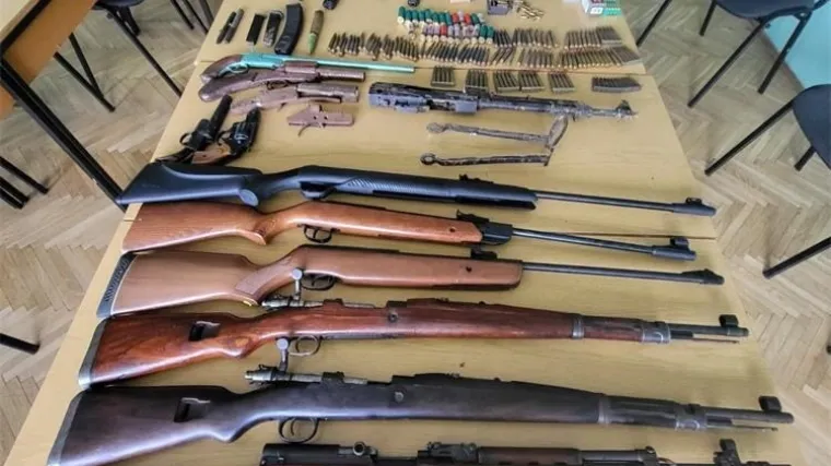 Pretražili mu kuću, vikendicu i prostorije pa na&scaron;li cijeli arsenal oružja. Pu&scaron;ke, pi&scaron;tolji...
