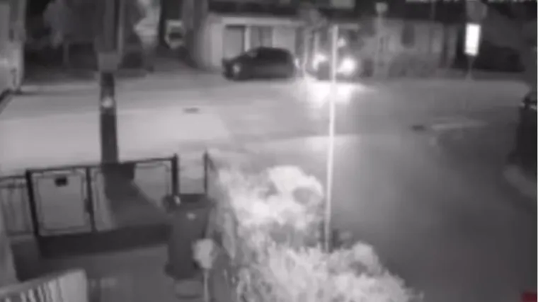 Stravična snimka iz susjedstva: Automobilom 'proletio' kroz raskrižje pa se zabio u kuću