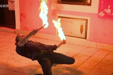 Voli se igrati vatrom: Princ Petar svojim iznenađenjem cure bacio u trans