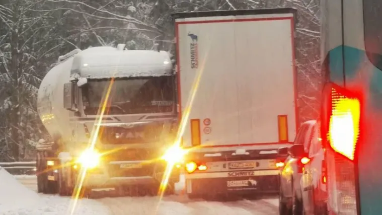 Bura i snijeg u BiH izazvali probleme, u Mostaru se prevrnuo kamion