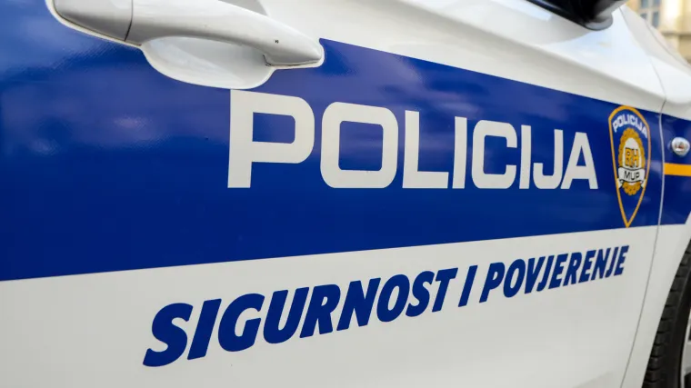 Policija zaustavila Njemicu, poku&scaron;ali je preusmjeriti zbog bure. Ona ih izvrijeđala i oti&scaron;la