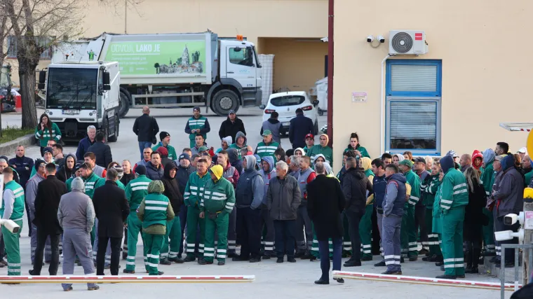 Splitska Čistoća krenula u &scaron;trajk: Ne radi vi&scaron;e od 90% operativaca, jedan kamion pokupio otpad kod KBC-a