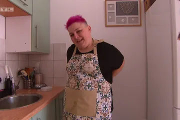 Sasvim neobična domaćica! Na glavi 'fura' fuksiju, a otkrila je kako je promijenila ime