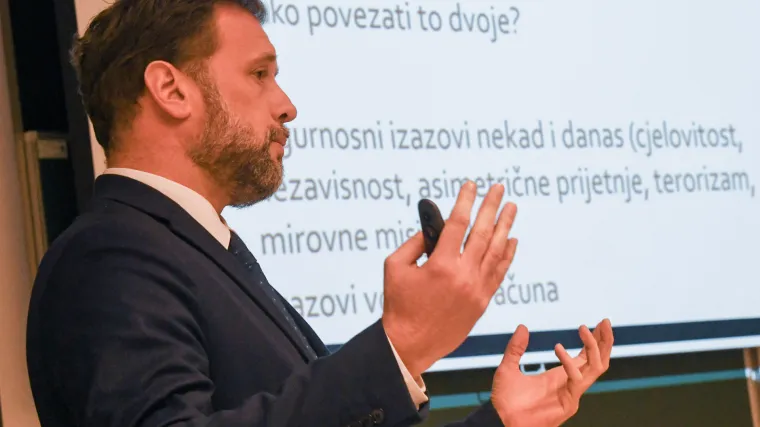 Banožić održao predavanje o nacionalnoj sigurnosti studentima u Splitu. 'HV je jamac sigurnosti'