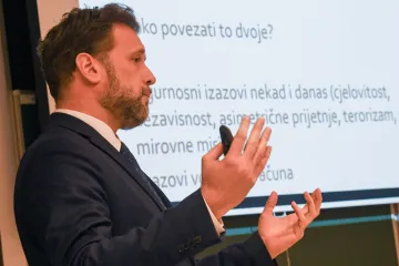 Banožić održao predavanje o nacionalnoj sigurnosti studentima u Splitu. 'HV je jamac sigurnosti'