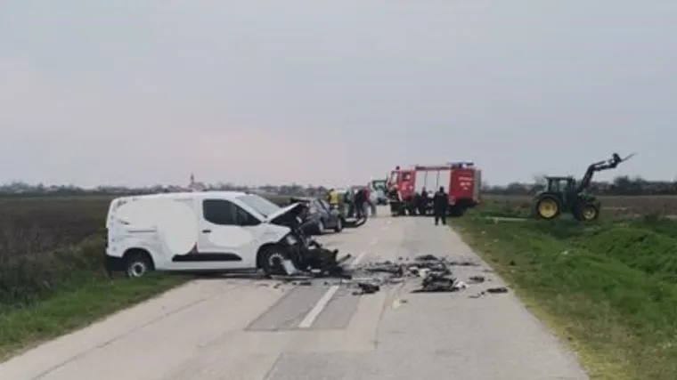 Uznemirujuće scene: U te&scaron;koj prometnoj nesreći dvoje djece izletjelo kroz staklo, jedno ima te&scaron;ke ozljede