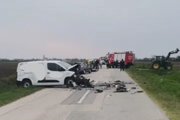 Uznemirujuće scene: U teškoj prometnoj nesreći dvoje djece izletjelo kroz staklo, jedno ima teške ozljede